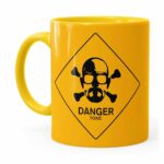 Caneca Breaking Bad Heisenberg Danger Toxic Amarela