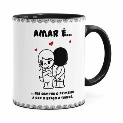 Caneca Amar é Ser Sempre O Primeiro A Dar O Braço A Torcer Preta